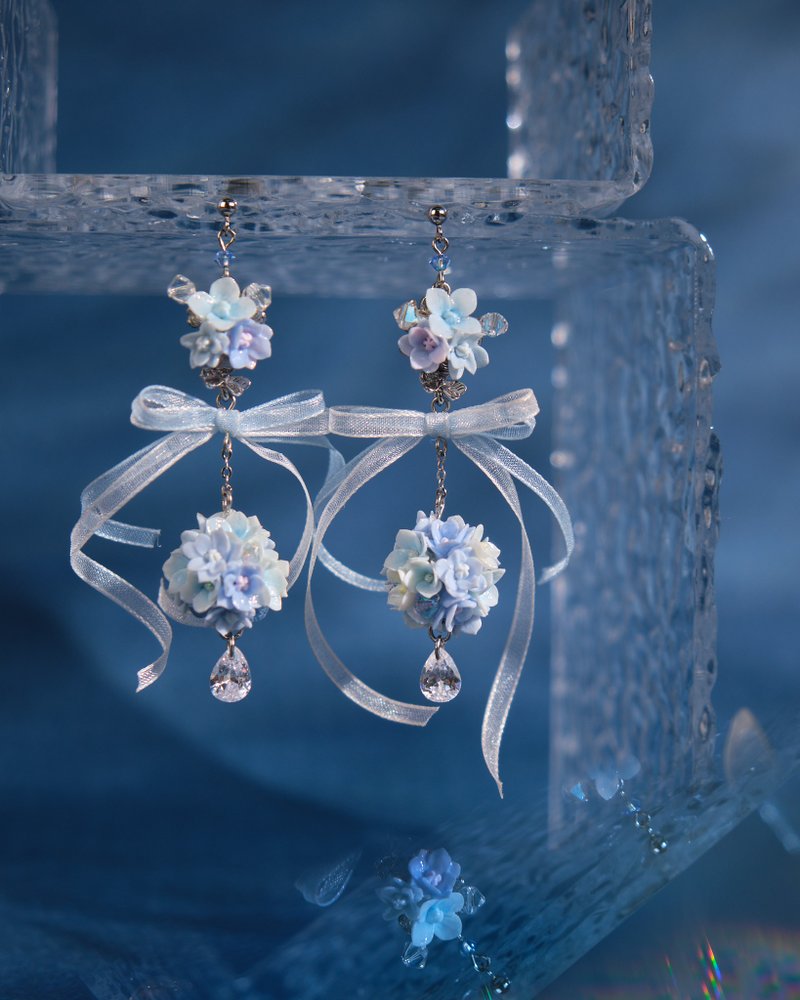 湛 - 芭蕾丝带花球耳环 - 耳环/耳夹 - 粘土 蓝色