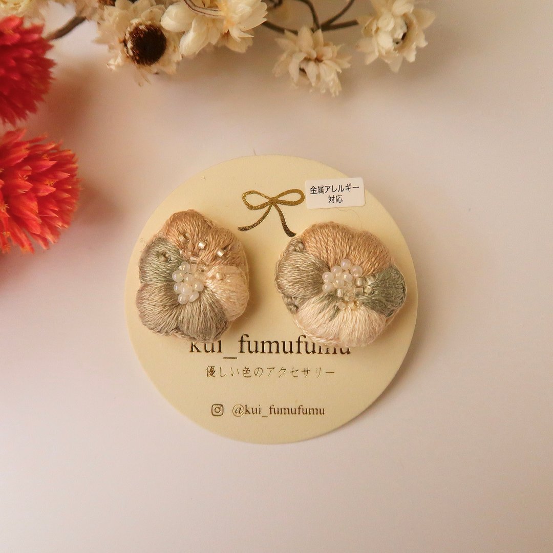 Pierced earrings. Embroidered jewelry earrings. - 耳环/耳夹 - 绣线 卡其色