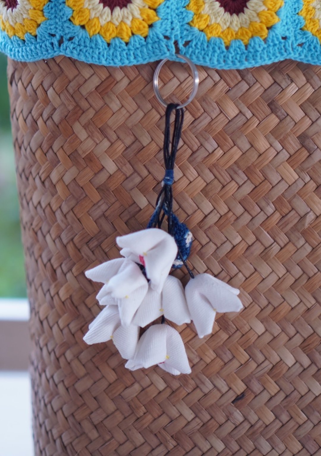 Bag Hanger - Flowers Key Chain - Handmade - 钥匙链/钥匙包 - 棉．麻 白色