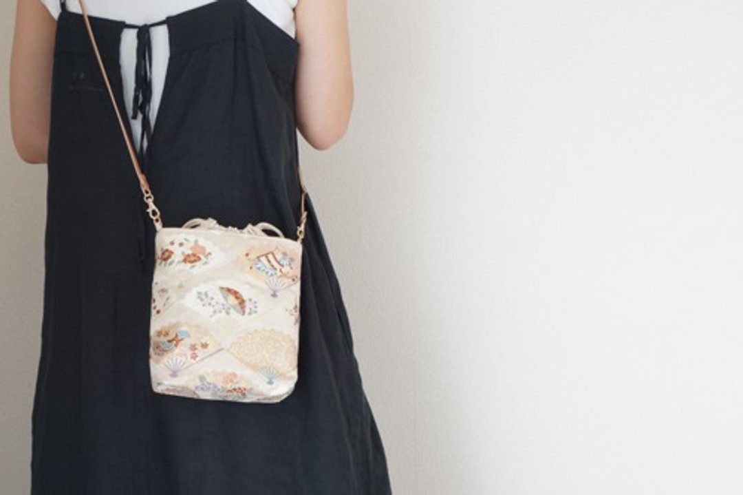 [Gold/Beige fan, flower, silk belt remake shoulder bag] Can be used as a smartphone shoulder or as a booklet for stamps. - 侧背包/斜挎包 - 棉 