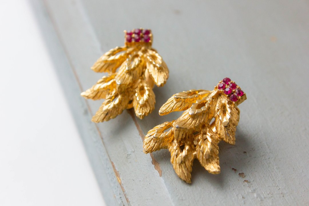 Vintage Pastelli clip on earrings Gold leaf branch earrings Hot pink rhinestones - 耳环/耳夹 - 其他材质 金色