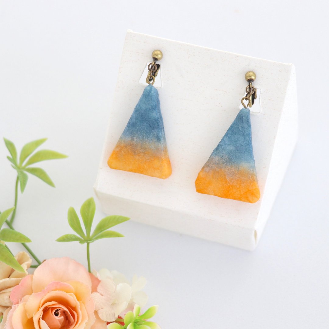Sunset-colored triangular Mino Japanese paper Clip-On or earrings - 耳环/耳夹 - 纸 蓝色
