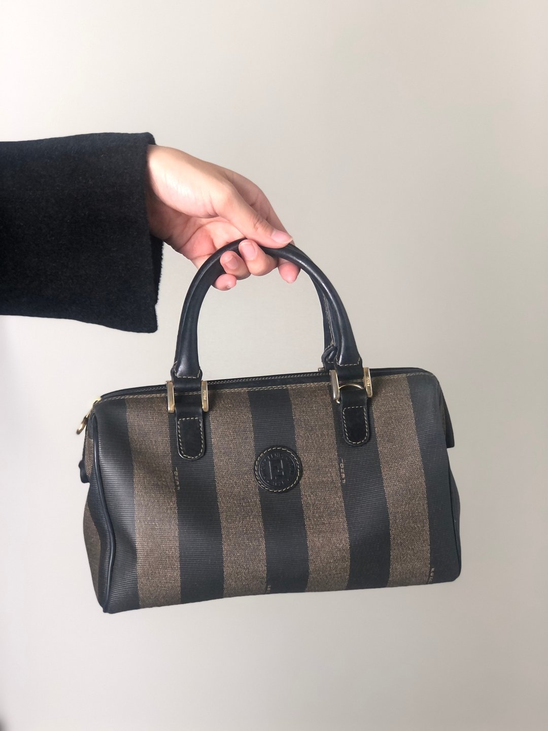 【 日本直送 名牌中古包 】FENDI 芬迪 经典条纹 手提包 黑色 FF Logo PVC皮革 迷你波士顿包 vintage 古董 ujwz5t - 手提包/手提袋 - 防水材质 黑色