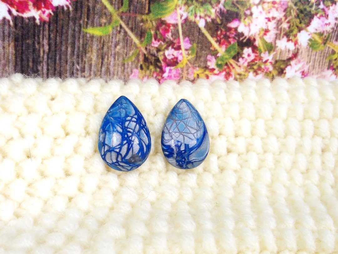 Clay flower earrings made of polymer clay with a smooth transition color gift - 耳环/耳夹 - 粘土 蓝色