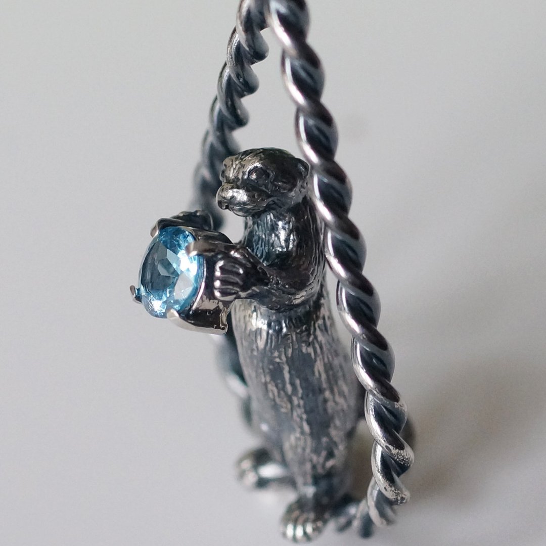 Small-clawed otter pendant offering a bouquet of blue topaz - 项链 - 纯银 银色