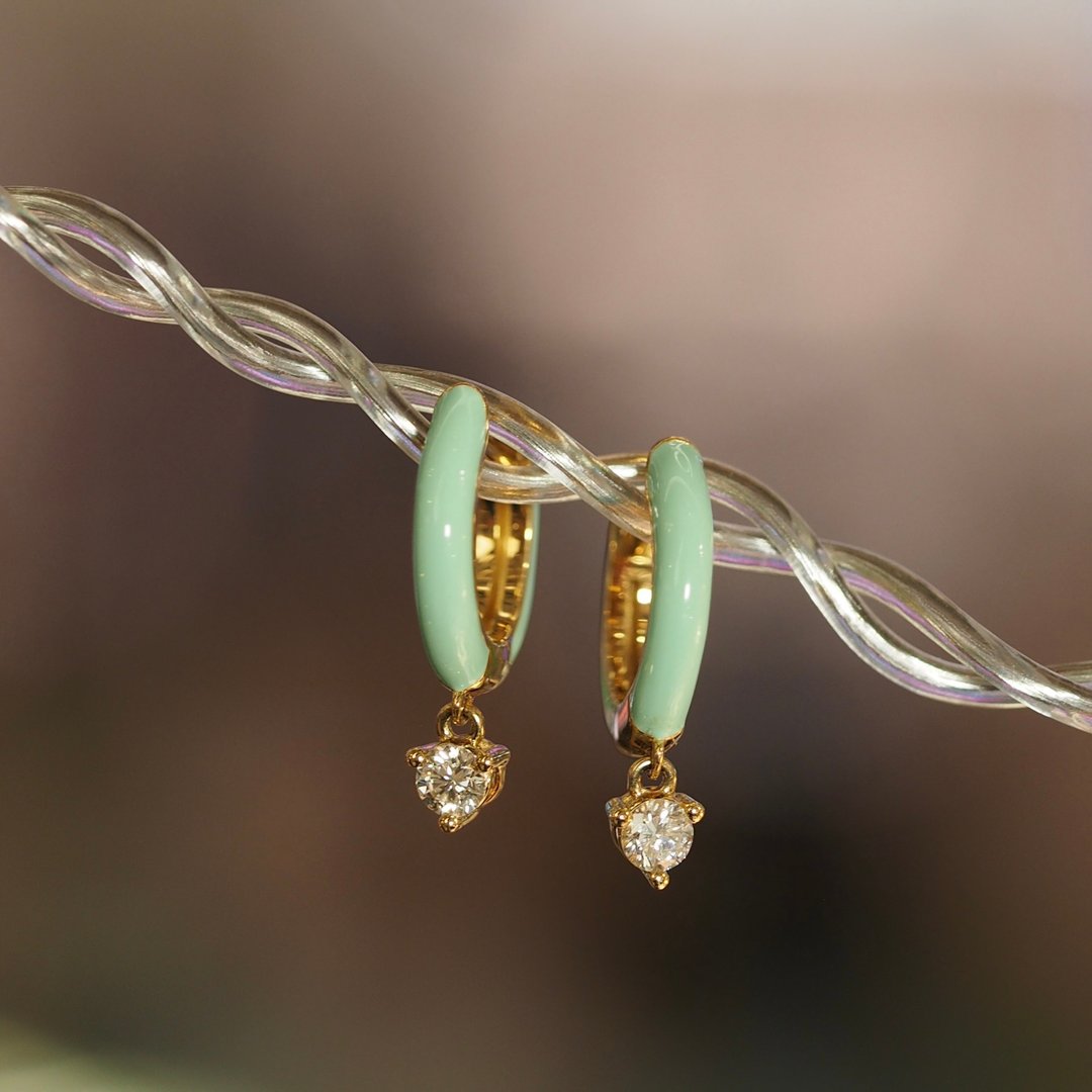 18K金婴儿绿珐琅圈耳环18K Gold Baby Green Enamel Hoop Ea - 耳环/耳夹 - 贵金属 