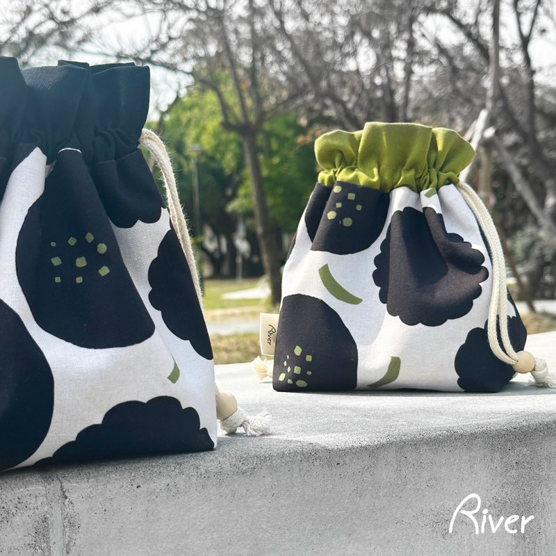 【River】波浪束口收纳袋/原创设计布料/棉花糖/黑 - 化妆包/杂物包 - 棉．麻 白色