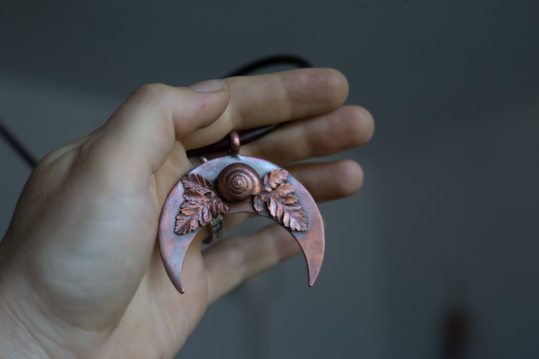 Crescent necklace, Fern pendant, Moon necklace, Witch talisman - 项链 - 铜/黄铜 