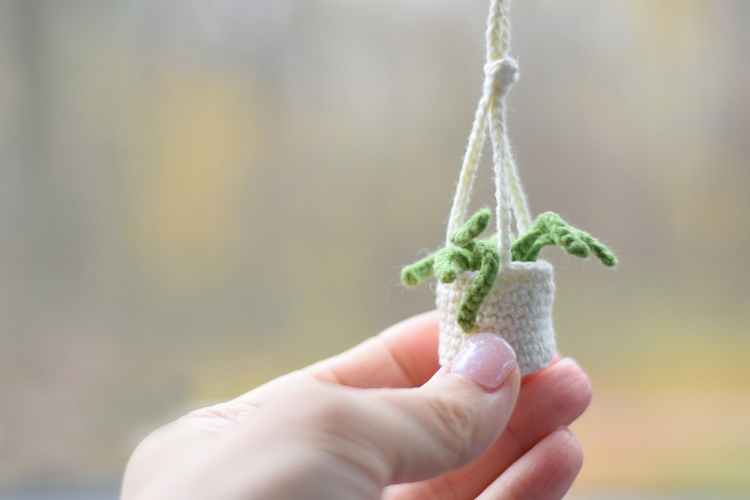 plant car decor, car accessory hanging plant, tiny hanging plant - 吊饰 - 绣线 白色