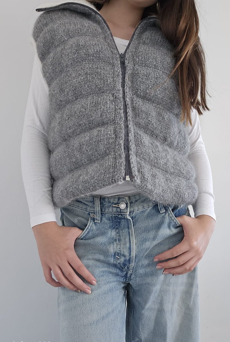蓬松拉链双面双色背心，手工针织夹克 - 女装休闲/机能外套 - 其他材质 多色