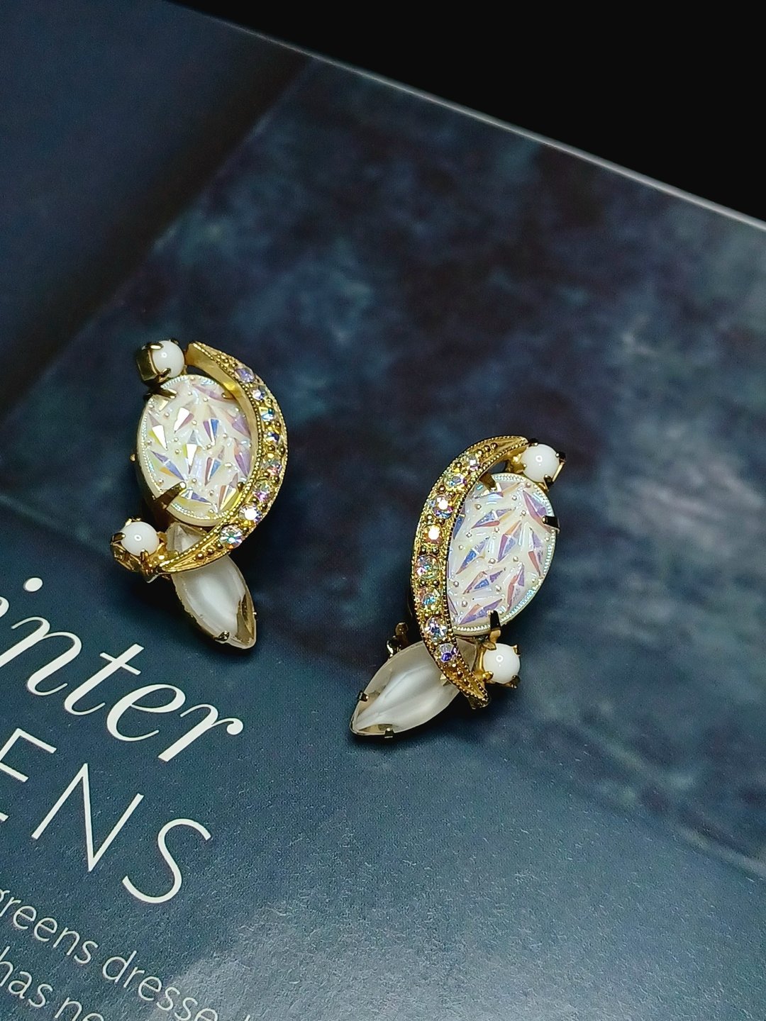 IG vintage jewelry 典雅新月形牛奶玻璃莱茵石 夹式耳环 - 耳环/耳夹 - 其他金属 