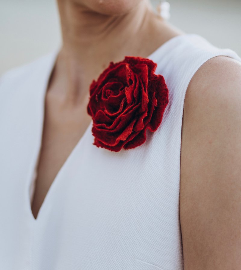 Red Felt Brooch - Wool Flower Brooch - Felt Bridesmaid - unique wool floral - 胸针 - 羊毛 红色