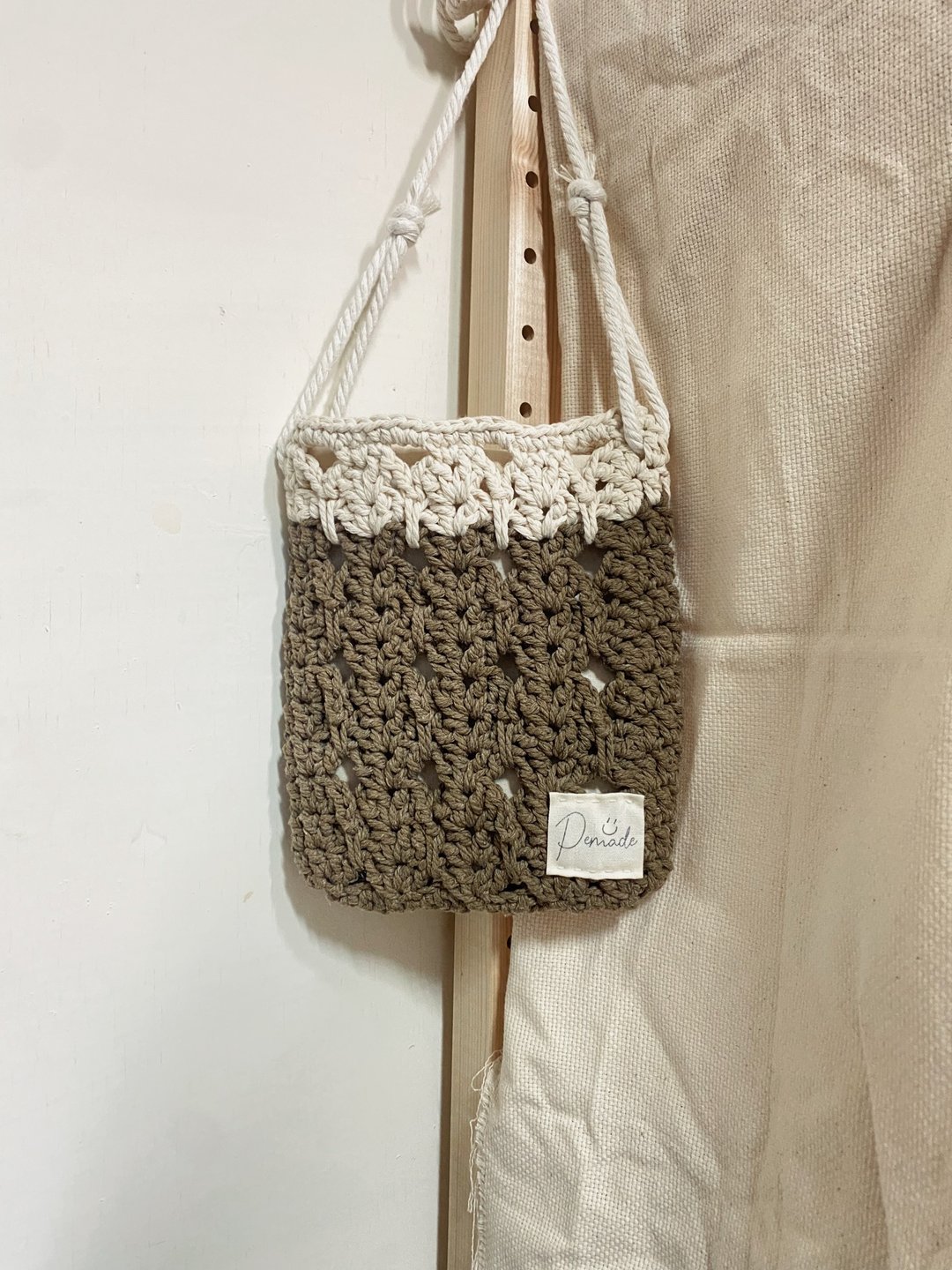 带我去郊游 大圆点钩针编织背袋 抹茶奶盖 - 侧背包/斜挎包 - 棉 卡其色