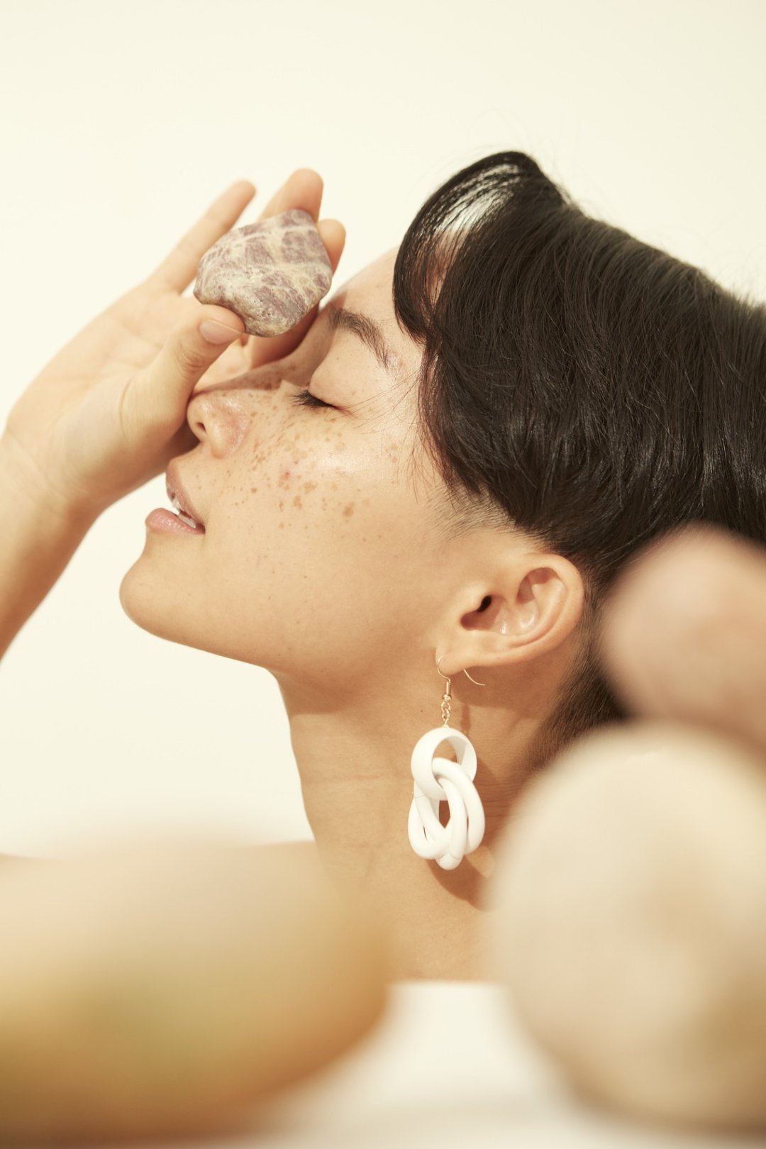 Meringue Earring in White - 耳环/耳夹 - 塑料 白色