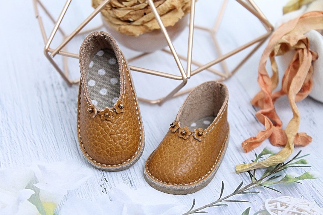 Ruby Red Fashion Friends shoes of light brown color with flowers - 玩偶/公仔 - 真皮 咖啡色