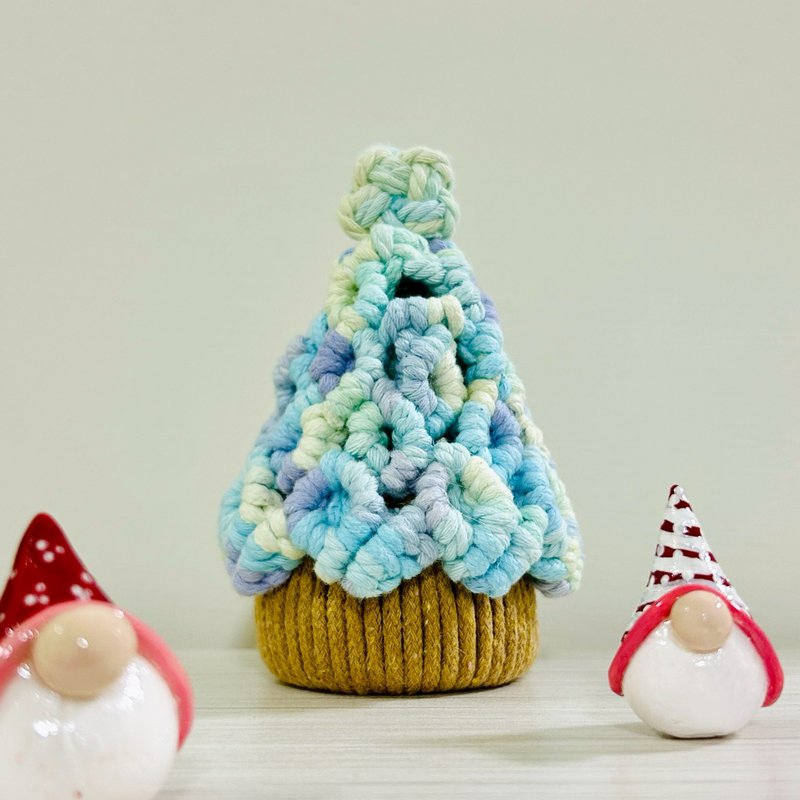 【手工制作】钩针圣诞树 耳环陈列 圣诞摆设 附圣诞灯串１条 - 摆饰 - 棉．麻 多色