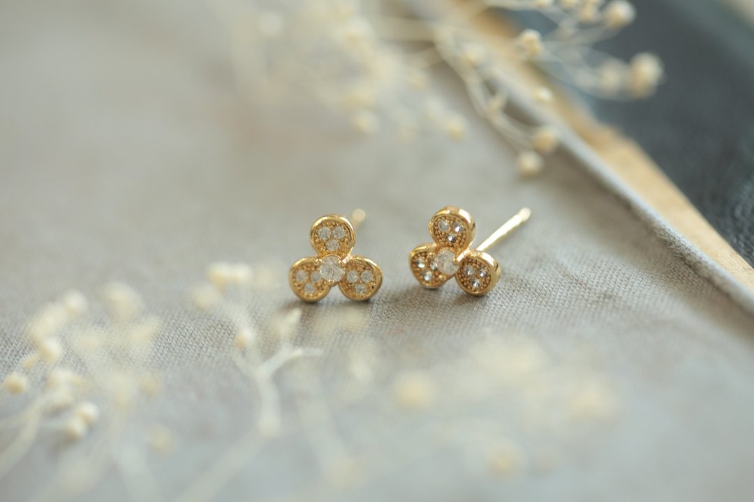 小花锆石耳环│18K镀金 花 - 耳环/耳夹 - 其他金属 金色