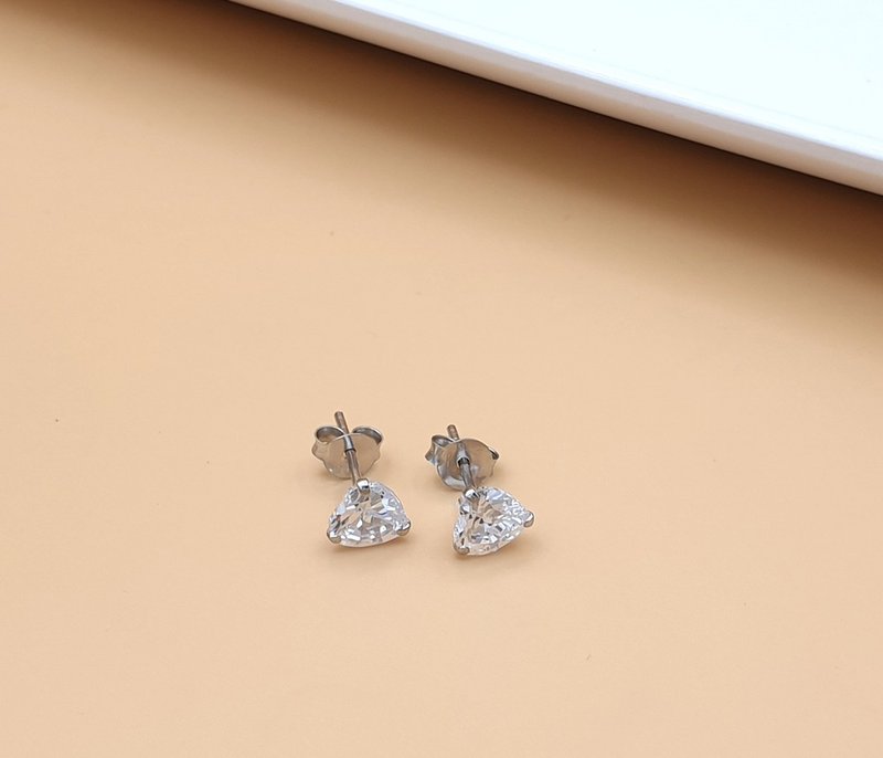 Christmas Gift Wrapping Minimal Silver stud earring - heart shape - 耳环/耳夹 - 纯银 银色