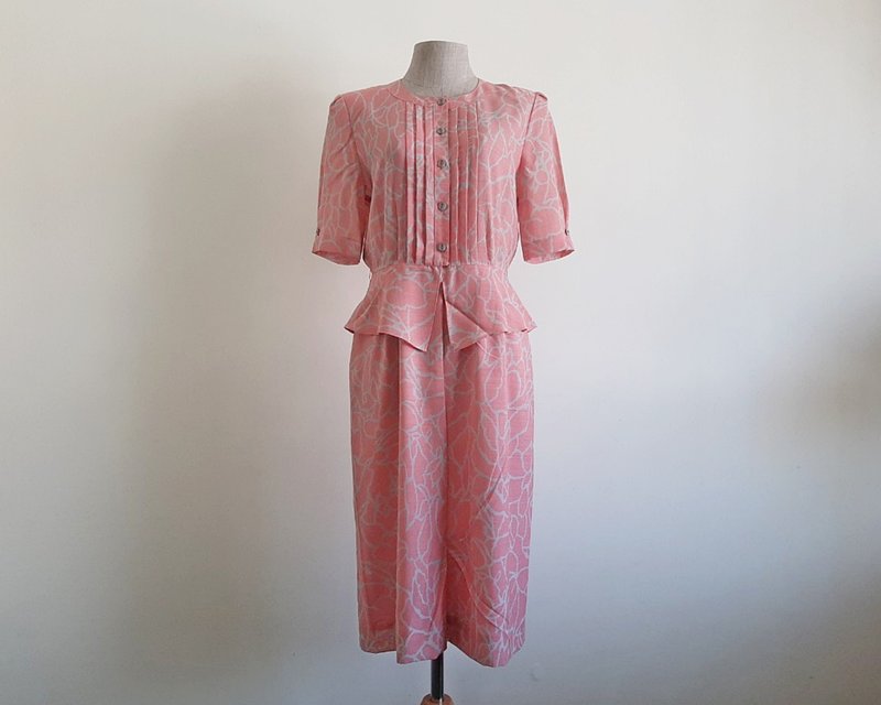 复古灰粉色 peplum 裙摆设计洋装，女士抽象印花中长裙，短袖，S 码 - 洋装/连衣裙 - 聚酯纤维 粉红色