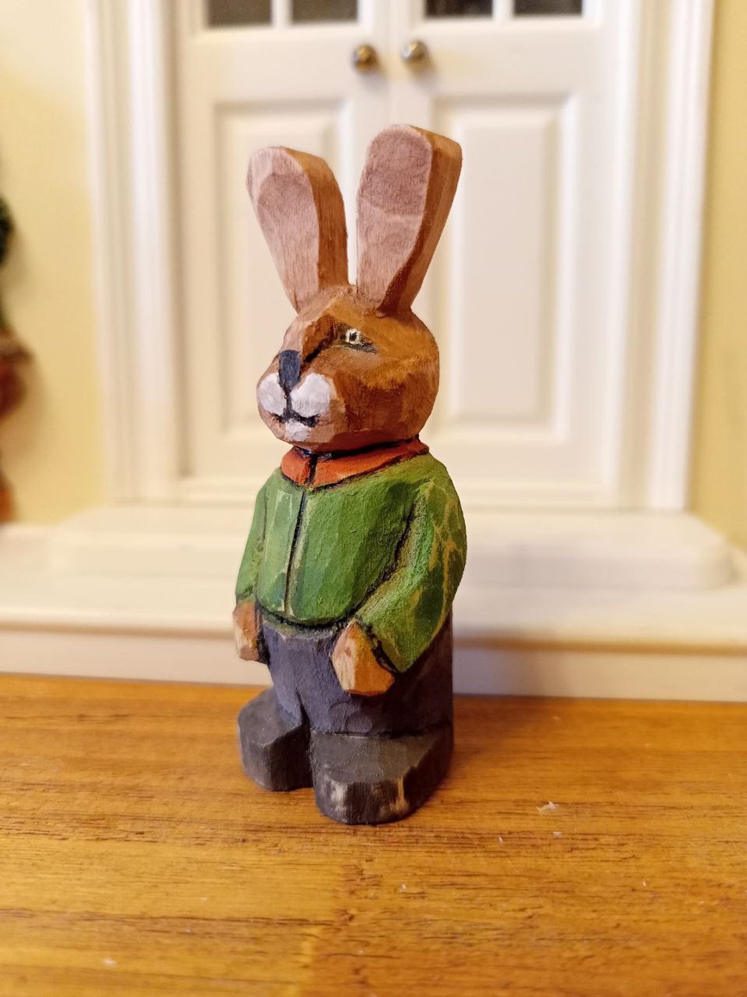 Wooden figurine of a Rabbit in a green jacket - 玩偶/公仔 - 木头 多色