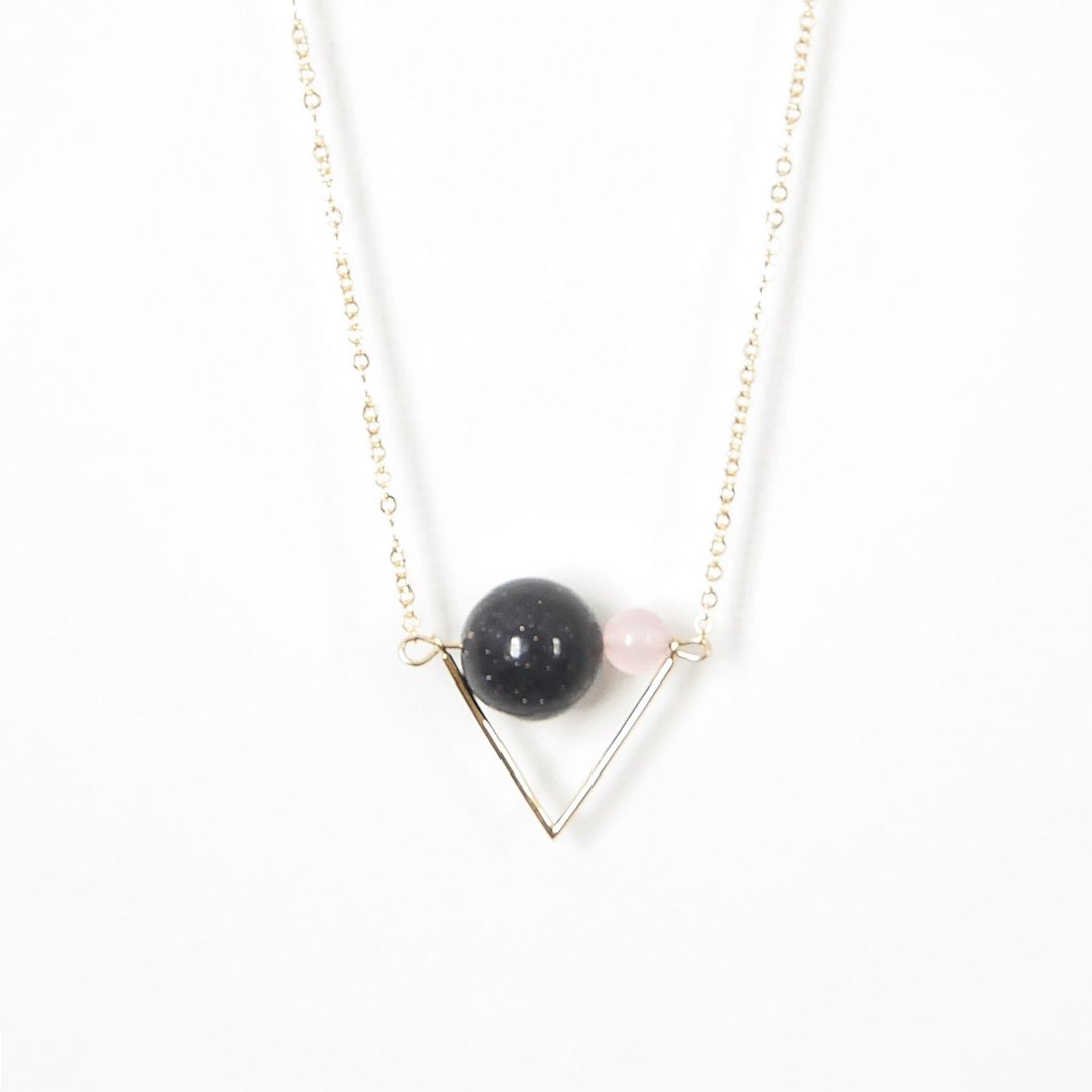 星空旗帜 项链 蓝砂 粉玉髓 Triangle Flag Necklace with Blue Sandstone + Pink chalcedony - 颈链 - 宝石 蓝色
