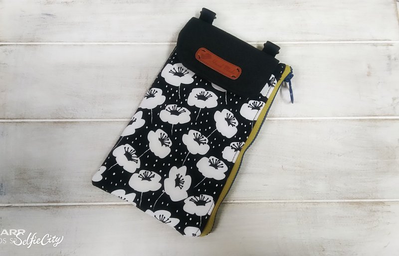 质感黑底白罂粟花图纹手机背袋-轻便斜背包 - 侧背包/斜挎包 - 棉．麻 黑色