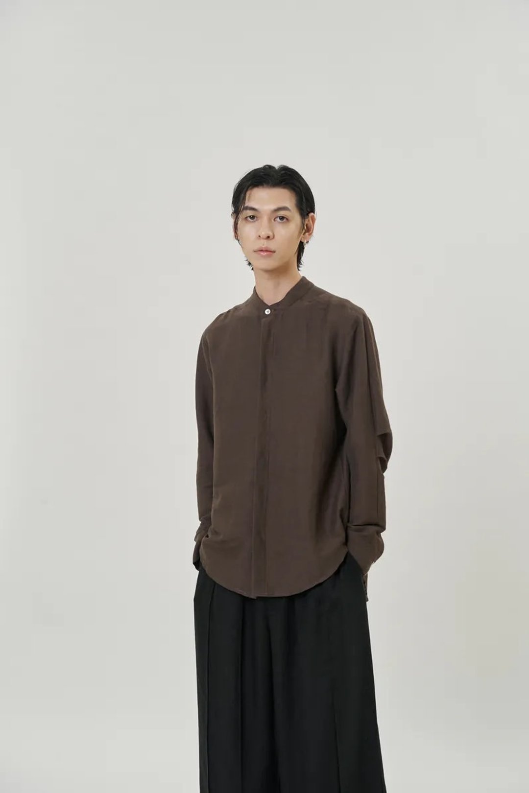 麻质小高领打褶袖衬衫 (咖啡色) High Neck Minimalist Shirt - 男装衬衫 - 棉 咖啡色