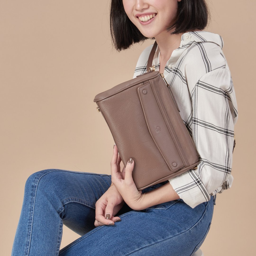 Grace (Warm taupe) : Compact crossbody bag, cow leather, brown-grey - 手提包/手提袋 - 真皮 咖啡色