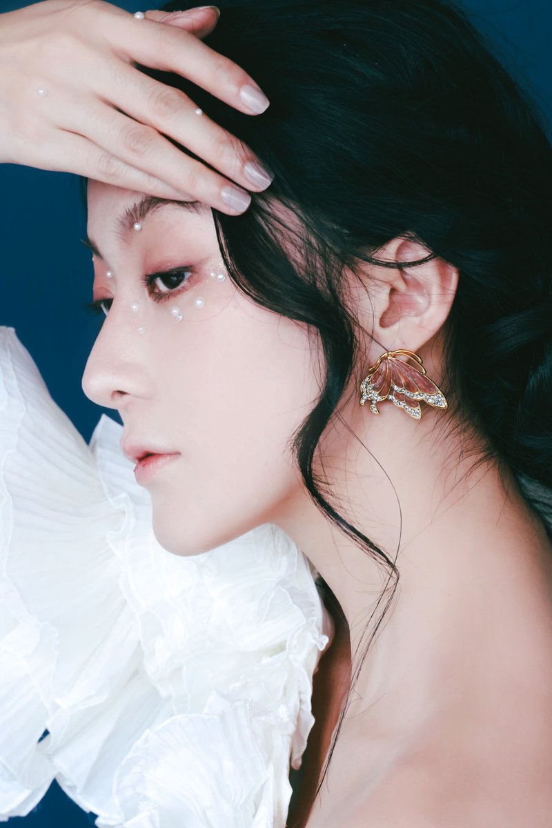 COR-DATE / 小豆色烤漆不对称蝴蝶耳环 - 耳环/耳夹 - 其他金属 金色