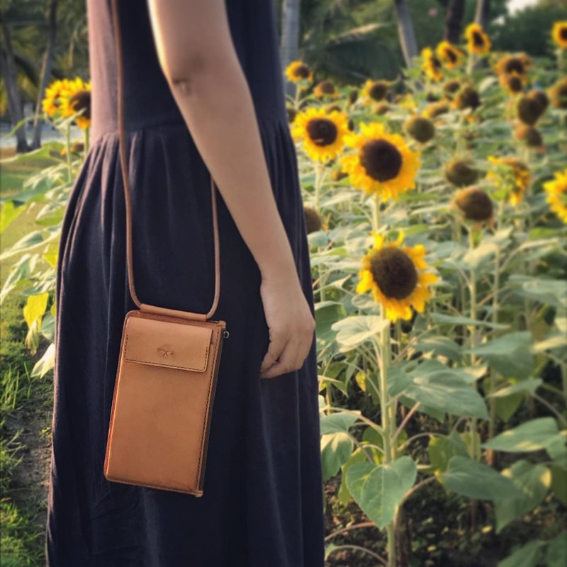 Handcraft leather cellphone with pocket landyard - 其他 - 真皮 多色