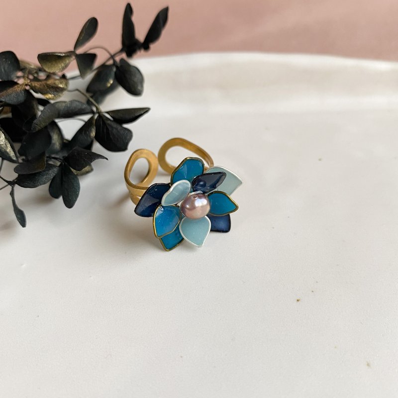 o童话系列-茉莉公主o  水晶花黄铜戒指 - 戒指 - 树脂 蓝色