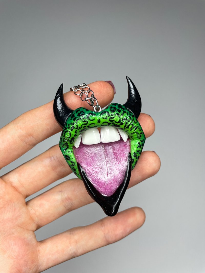 坠饰。绿色嘴唇搭配蛇纹印花。 - 项链 - 粘土 