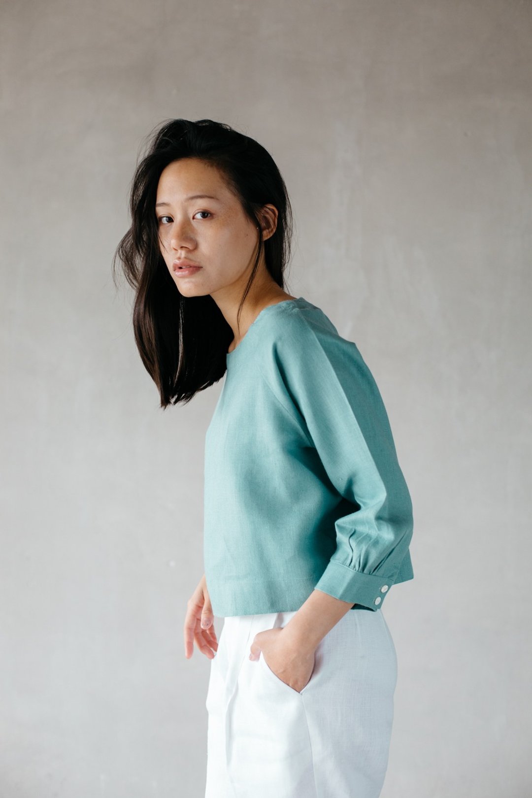 极简亚麻制圆领上衣-浅蓝色 - 女装上衣 - 棉 蓝色