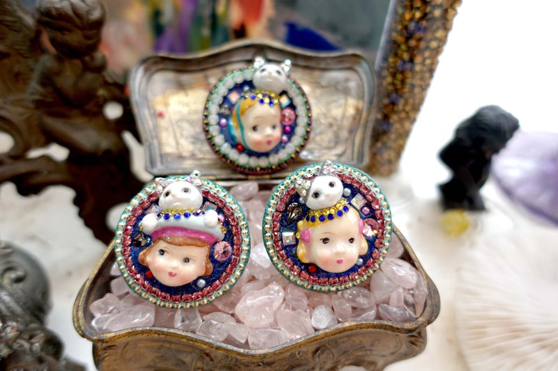 复古风猫头女孩娃娃戒指缀施华洛宝石水晶戒指 TIMBEE LO手工饰品 - 戒指 - 铜/黄铜 多色