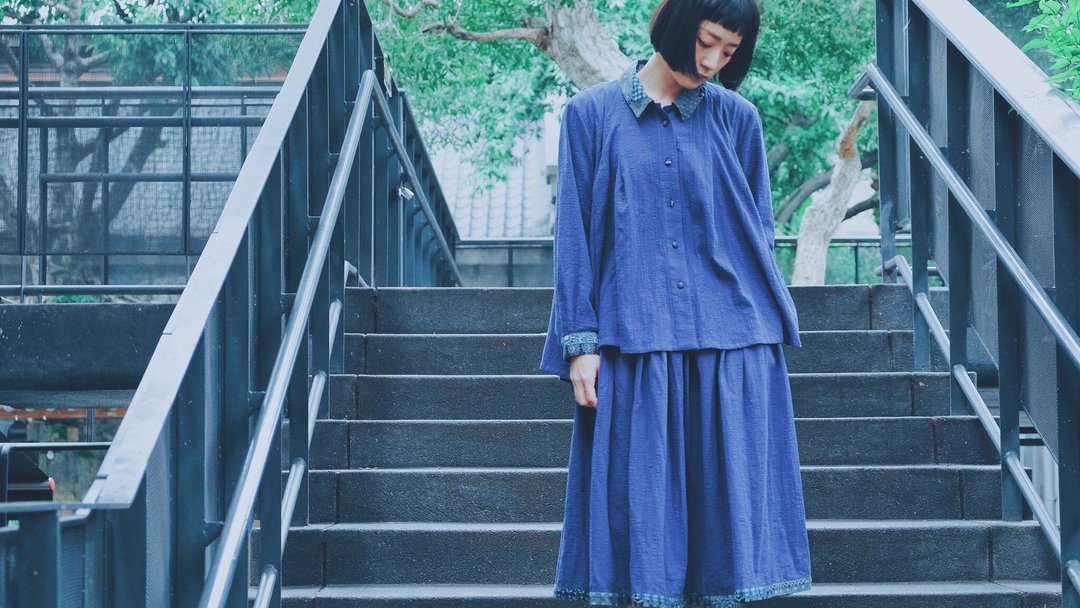 肌里竹节花柄藏蓝拼布//层次翻领长袖衬衫 - 女装衬衫 - 棉 蓝色