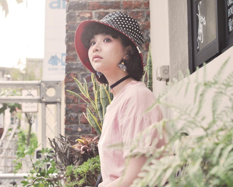 双面渔夫帽(黑底白点+红-)防风 抗UV 防风带设计 双面戴 - 帽子 - 棉．麻 红色