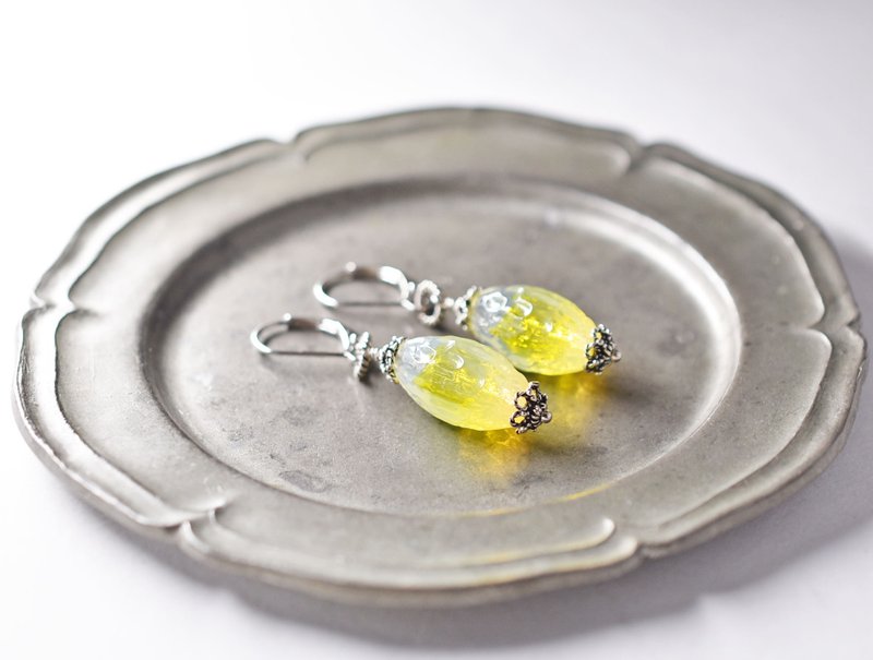 Lemon Cream German Vintage Bead Single Earring - 耳环/耳夹 - 玻璃 黄色
