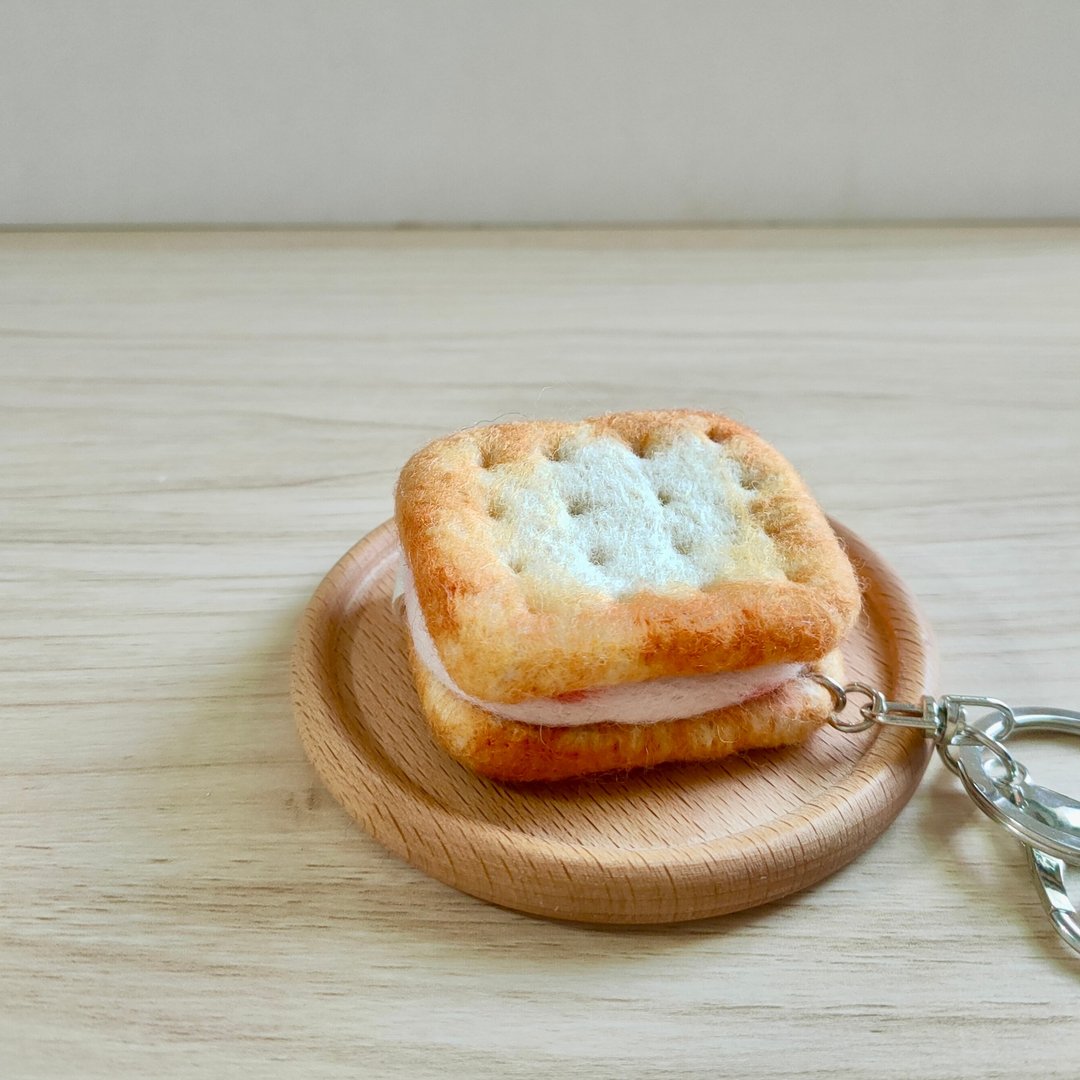 【手作羊毛毡】苏打饼干牛轧饼吊饰 - 吊饰 - 羊毛 金色