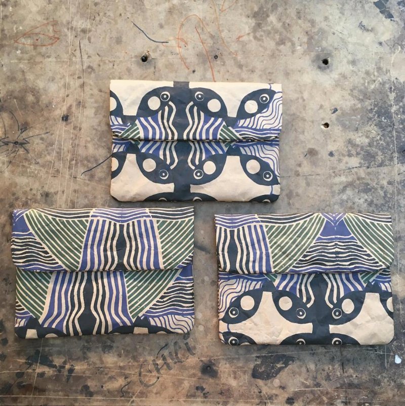 南非手工超轻量再生纸12寸平板笔电包-河流与鱼(28*19*1.3cm) - 电脑包 - 纸 