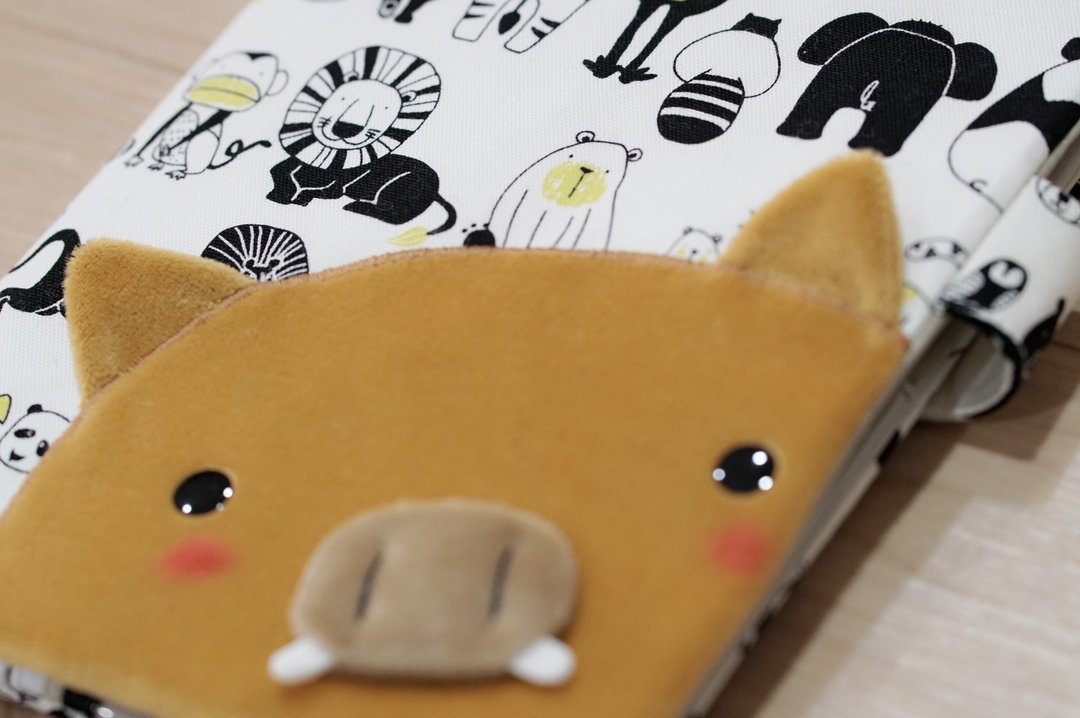 Bucute山猪动物园半立体布书套/妈妈手册/书套/儿童手册书套/书衣 - 书衣/书套 - 聚酯纤维 多色