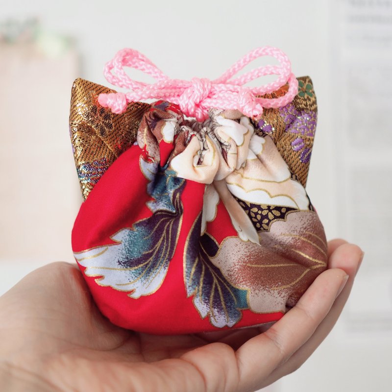 猫咪造型台湾花纹 x 丝织物迷你束口袋 (独一无二的作品) - 化妆包/杂物包 - 棉．麻 红色