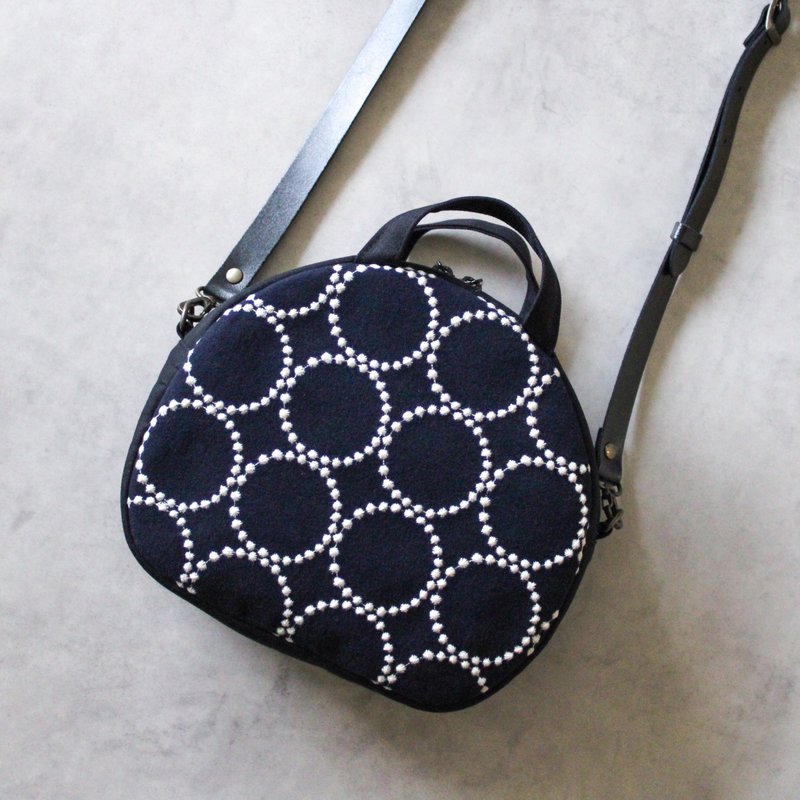 minä perhonen 织品使用 2way 圆形包 tambourine navy 包款 斜背包 手提包 帆布袋 肩背包 帆布包 - 侧背包/斜挎包 - 棉．麻 黑色