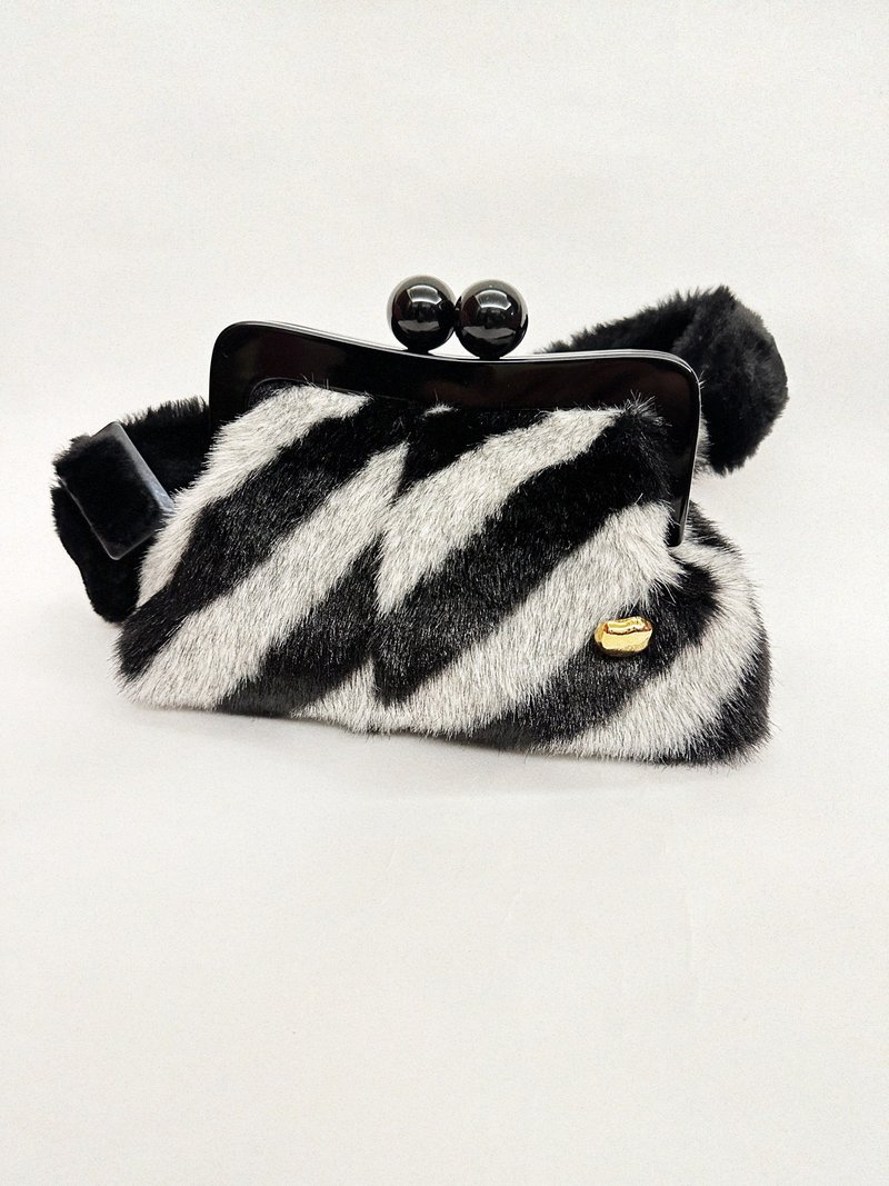 宽背带造型绒毛口金包-灰色小鬃毛 - 侧背包/斜挎包 - 其他人造纤维 灰色