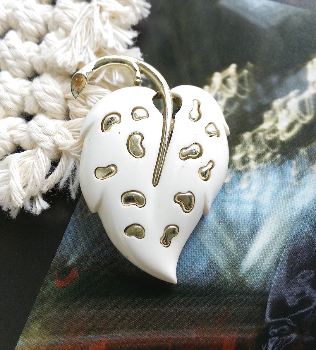 Vintage Jewelry 西洋古董饰品 SARAH COV  White Velvet 别针 - 徽章/别针 - 其他金属 金色