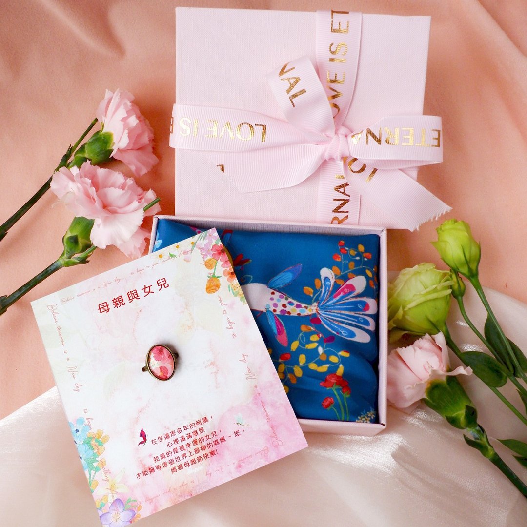 Mother & Daughter 【母亲节礼盒】鱼意花丝巾、丝巾扣粉红礼盒 - 丝巾 - 其他材质 