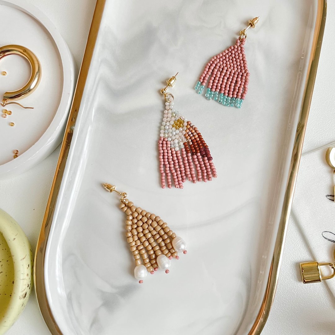 Fringe bead earring with freshwater pearl - 耳环/耳夹 - 珍珠 卡其色