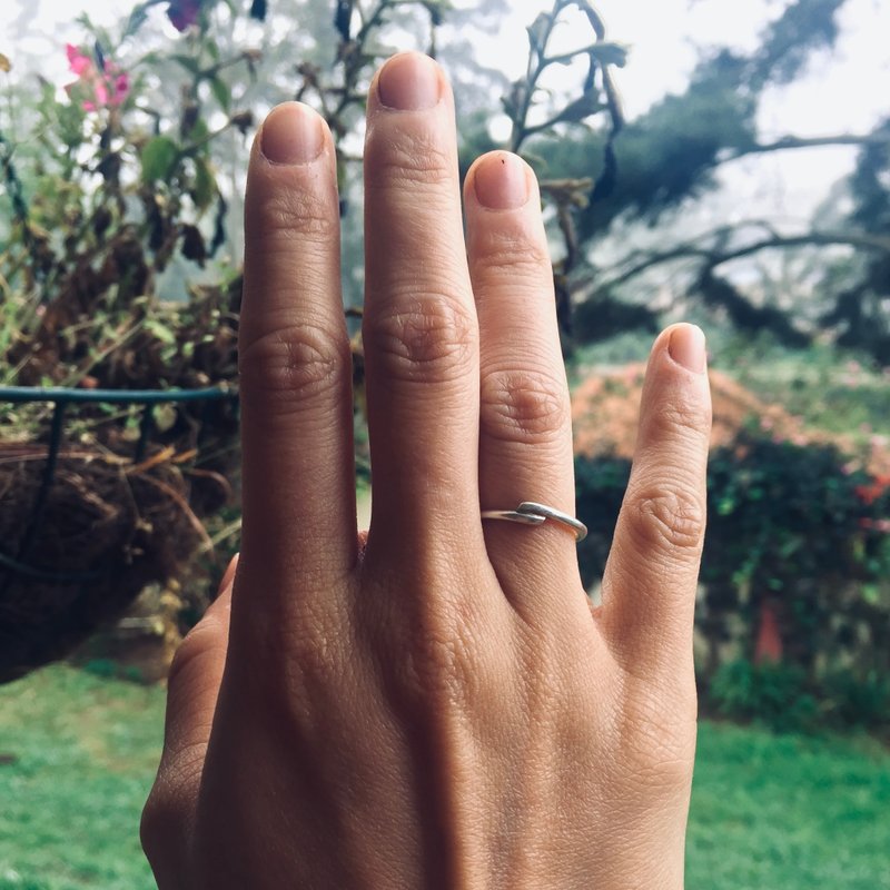 完美细致的银质叠戴戒指：手工打造的不完美戒指 - 戒指 - 纯银 银色