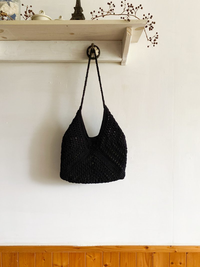 【好日手作】Handmade。韩国棉线手工钩针编织黑色镂空侧背包 - 侧背包/斜挎包 - 棉．麻 黑色