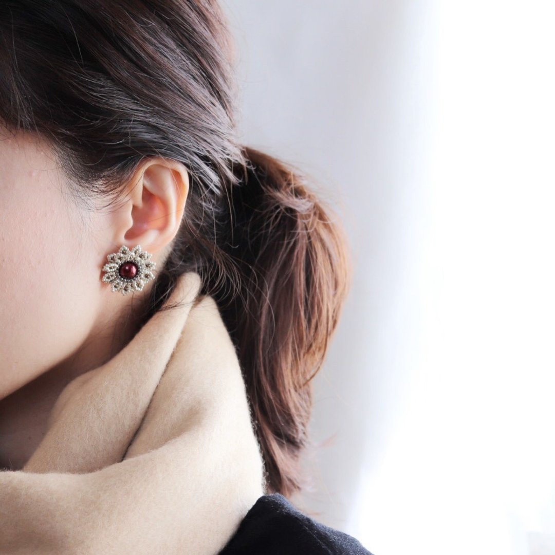 Margaret Clip-On Beads Flower Bordeaux - 耳环/耳夹 - 压克力 红色