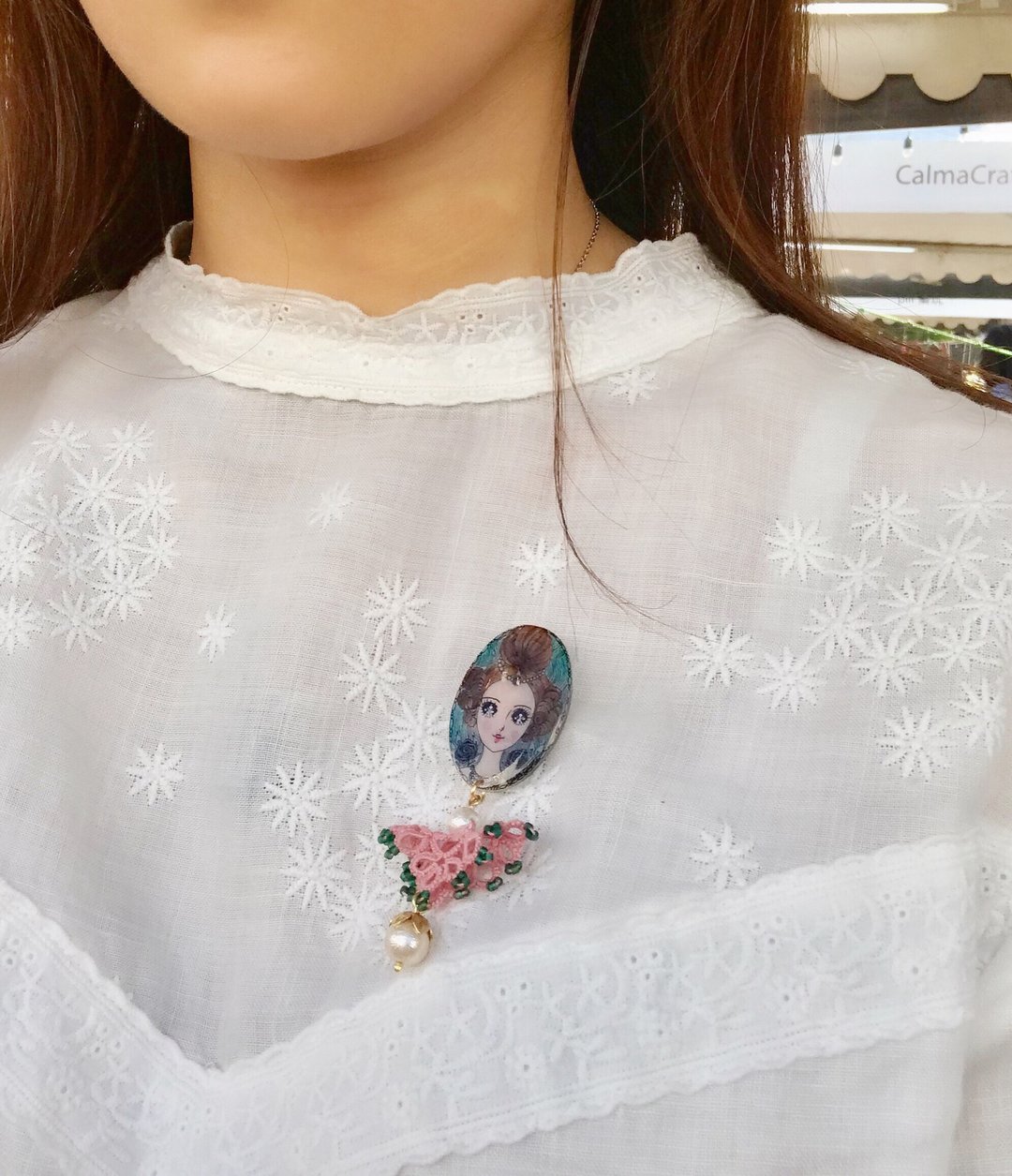 大眼女孩系列-手绘大眼高贵美女胸针 手织蕾丝 珍珠 孤品一件 - 胸针 - 棉．麻 粉红色